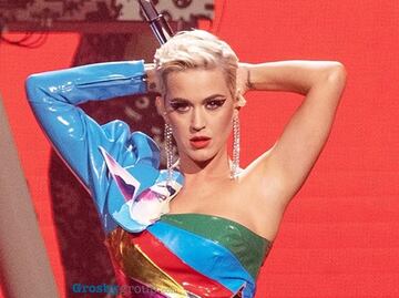 Katy Perry luce silueta con diminuto vestido multicolor