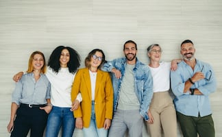 ¿A qué edad somos más felices? Harvard dice que no es durante la juventud