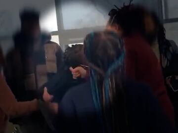 Arrestan a maestra por jalar cabello de estudiante en Connecticut