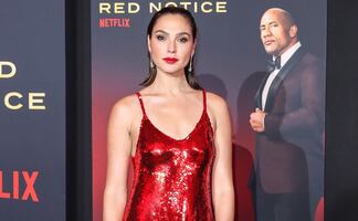 Gal Gadot seduce en la alfombra roja con vestido rojo brillante