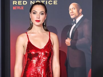 Gal Gadot seduce en la alfombra roja con vestido rojo brillante
