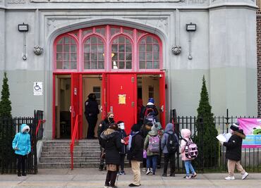 NY reanuda clases en zona metropolitana pese a contagios
