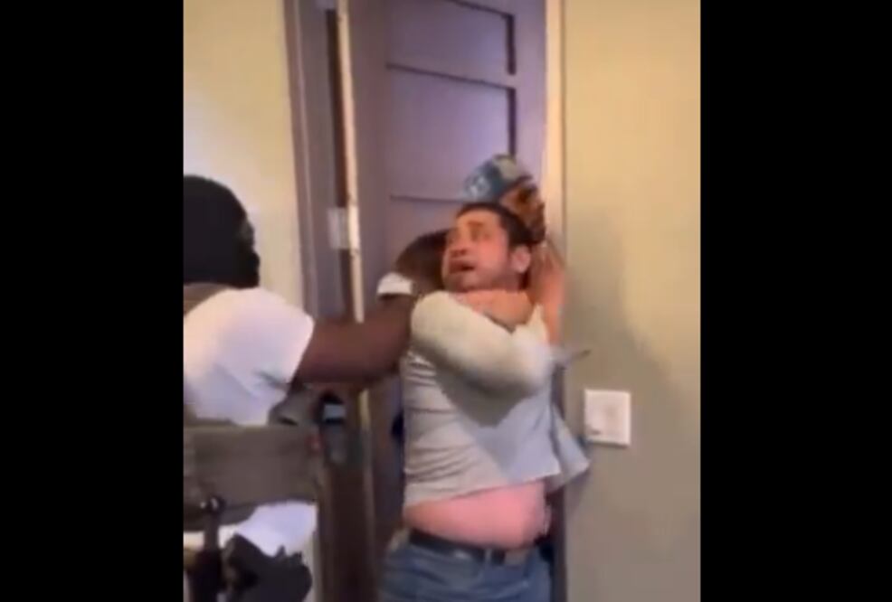 Indignación por operativo de ICE en centro médico: arrestan a inmigrante sin orden y enmascarados. Foto tomada de video publicado en X