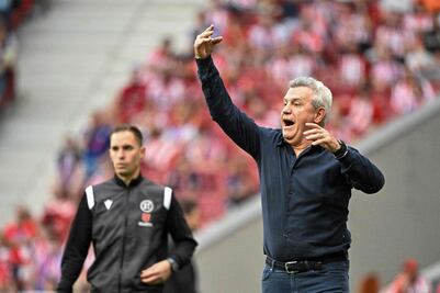 "Cuando surjan gritos racistas u homófobos, hay que parar e irnos", asegura Javier Aguirre