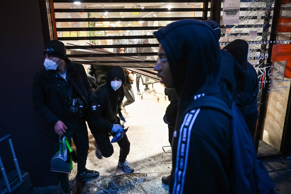 Saqueos en Francia: más de 3,000 comercios afectados; "Destrozaron todo" (Photo by Matthieu RONDEL / AFP)