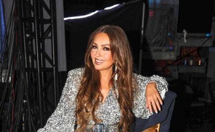 Thalía presume cintura pequeña con corsé de encaje negro