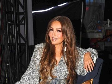 Thalía presume cintura pequeña con corsé de encaje negro