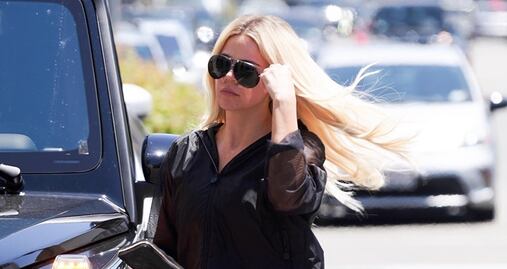 Khloé Kardashian impacta en Beverly Hills con figura en leggings