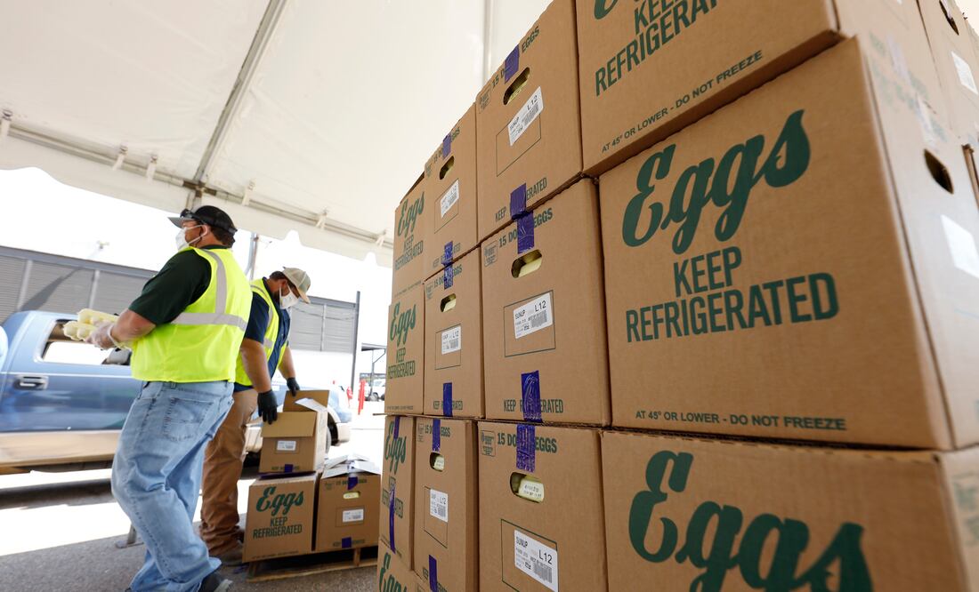 ARCHIVO - Cajas con huevo de Cal-Maine Foods, Inc. a la espera de ser entregadas por empleados del Departamento de Agricultura y Comercio de Mississippi en terrenos de la Feria Estatal de Mississippi, en Jackson Mississippi, el 27 de agosto de 2020. (AP Foto/Rogelio V. Solis, Archivo)