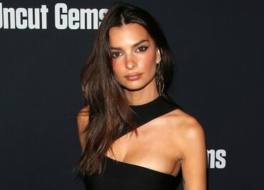 Emily Ratajkowski luce minivestido de paneles descubiertos