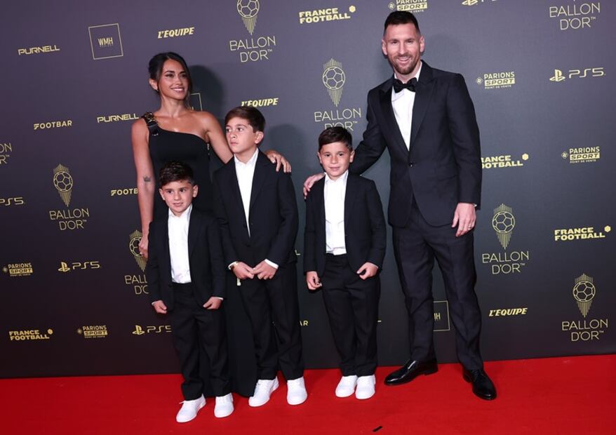Antonela Roccuzzo posa junto a Messi ataviada con espectacular atuendo total black. Foto: EFE