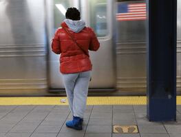 Nueva York desplegará personal sanitario en metro para atender a vagabundos