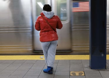 Nueva York desplegará personal sanitario en metro para atender a vagabundos