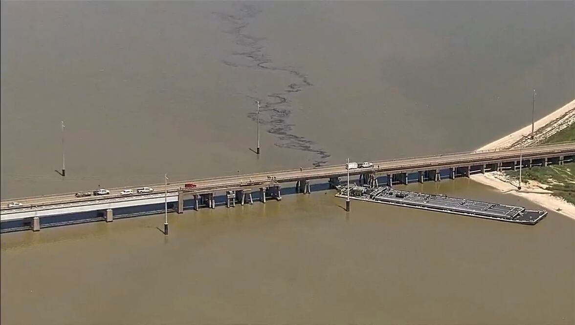 Puente de Galveston: Barcaza choca contra estructura y provoca derrame de petróleo.(KTRK via AP)