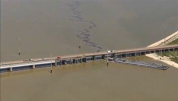 Puente de Galveston: Barcaza choca contra estructura y provoca derrame de petróleo