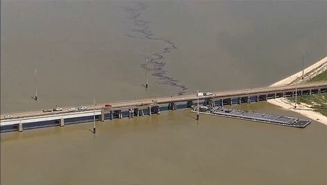 Puente de Galveston: Barcaza choca contra estructura y provoca derrame de petróleo