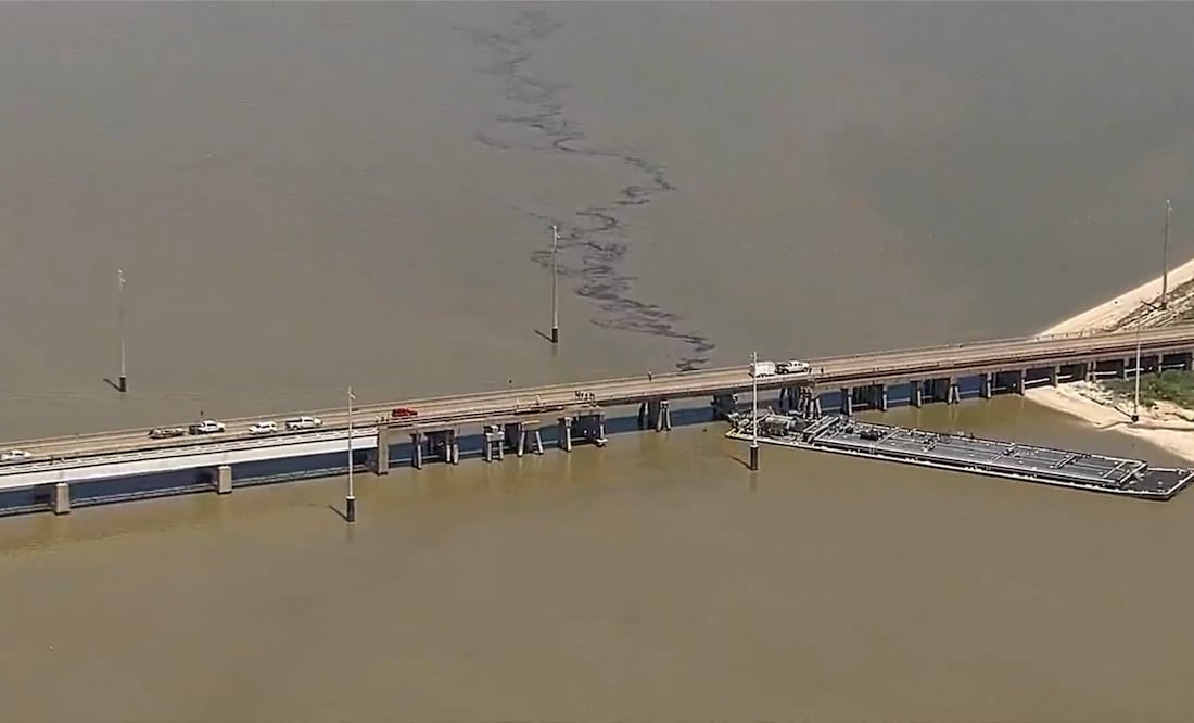 Puente de Galveston: Barcaza choca contra estructura y provoca derrame de petróleo.(KTRK via AP)