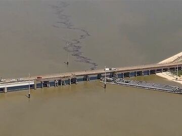 Puente de Galveston: Barcaza choca contra estructura y provoca derrame de petróleo