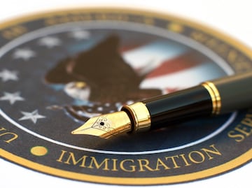 USCIS suspende ceremonias de naturalización y servicios presenciales