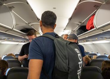 Pasajero desquiciado intenta abrir puerta de emergencia en pleno vuelo y causa aterrizaje de emergencia en Iowa. VIRAL