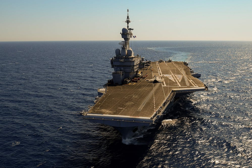 Francia despliega el portaviones nuclear Charles de Gaulle en plena crisis por la guerra contra Irán (Photo by NICOLAS TUCAT / AFP)
