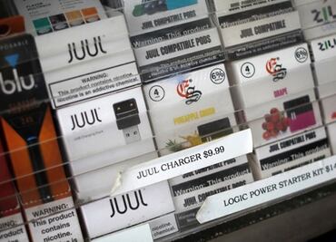 Trump evalúa prohibir productos saborizados para vapear