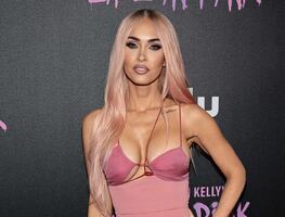 Megan Fox cautiva con top de escote arriesgado al buscar "novia"