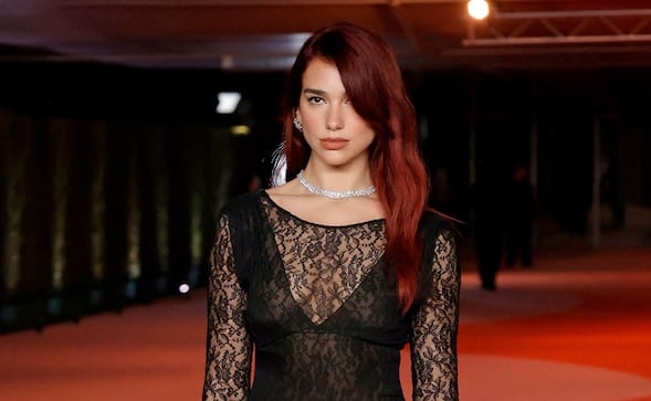 Dua Lipa presume cintura y figura casi irreal con impactante bikini dorado en Francia
