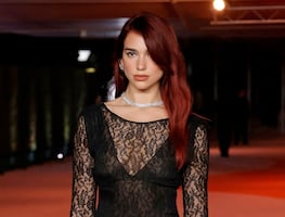 El ‘vestido de la venganza’ traslúcido con el que Dua Lipa destiló belleza en la gala de Academy Museum