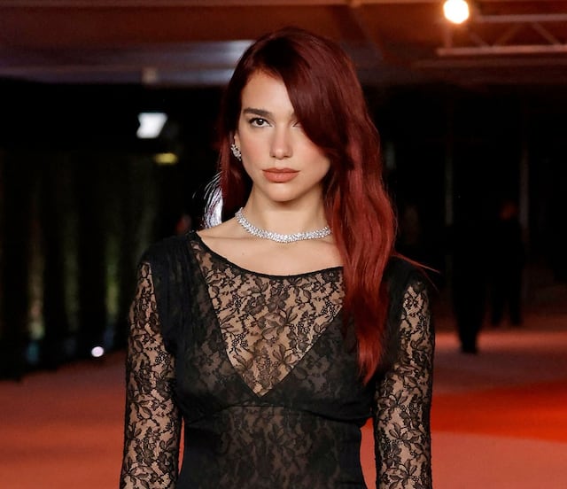 Dua Lipa celebra conciertos con ‘lencería a la vista’ y vestido completamente transparente