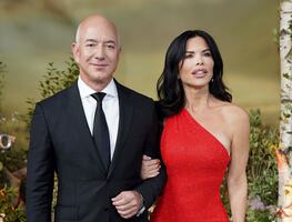 La novia de Jeff Bezos arrasa con vestido rojo y abierto en Londres