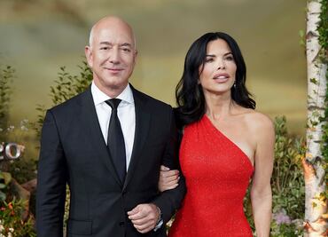 La novia de Jeff Bezos arrasa con vestido rojo y abierto en Londres