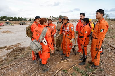 Heroicos Topos de México llegan a Valencia para ayudar en la búsqueda de cadáveres. FOTOS