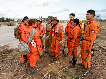 Heroicos Topos de México llegan a Valencia para ayudar en la búsqueda de cadáveres. FOTOS