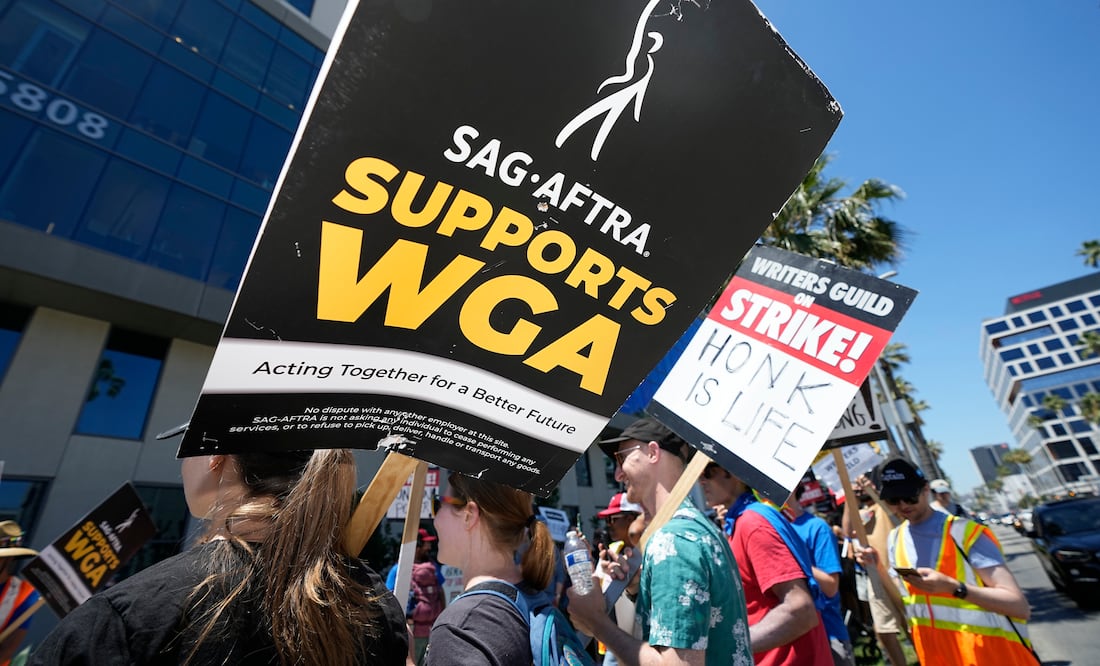 Trabajadores en huelga con letreros fuera de Netflix durante un mitin del Sindicato de Guionistas de Estados Unidos el jueves 13 de julio de 2023, en Los Angeles. (Foto AP/Mark J. Terrill)