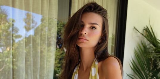 Emily Ratajkowski conquista con diminuto traje de baño de lunares