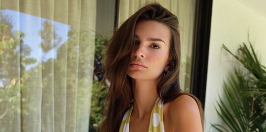 Emily Ratajkowski conquista con diminuto traje de baño de lunares