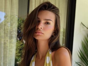 Emily Ratajkowski conquista con diminuto traje de baño de lunares