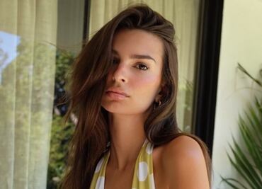 Emily Ratajkowski conquista con diminuto traje de baño de lunares
