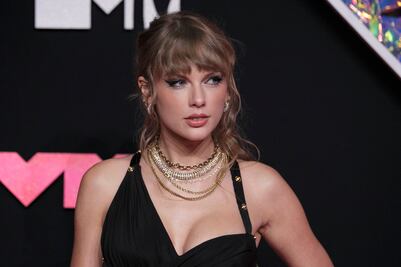 ¡Escándalo! Acusan al padre de Taylor Swift de agredir a paparazzi en Australia