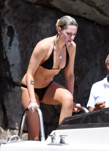 Kristen Stewart y Stella Maxwell presumen 'bikini body' en playas italianas 