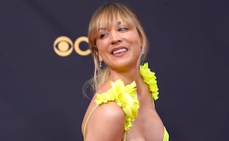 El vestido de raja con el que Kaley Cuoco arrasó en los Emmy 2021