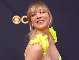 El vestido de raja con el que Kaley Cuoco arrasó en los Emmy 2021