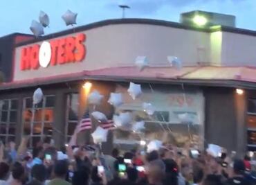 Lanzan globos blancos en memoria de víctimas del tiroteo en El Paso