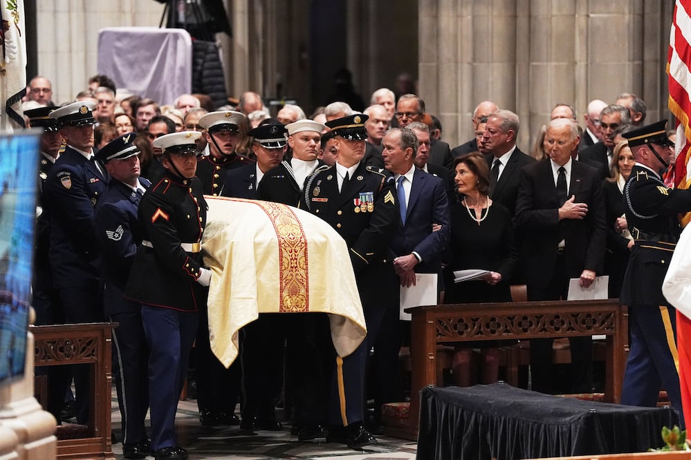 Trump, excluido del funeral de Dick Cheney: Biden, Bush y Harris sí asisten al último adiós del exvicepresidente. (AP Photo/Matt Rourke)