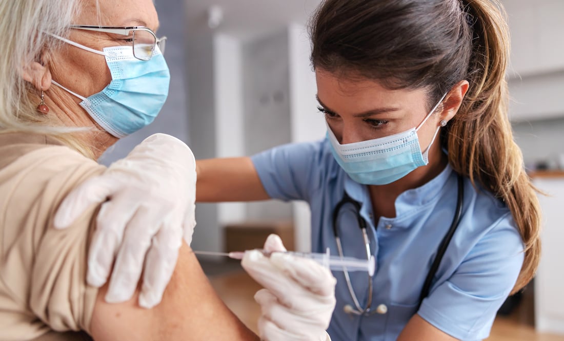 ¿Es seguro vacunarse contra la influenza y el COVID-19 al mismo tiempo? Esto dicen los CDC. iStock/dusanpetkovic