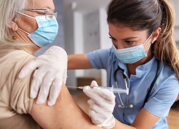 ¿Es seguro vacunarse contra la influenza y el COVID-19 al mismo tiempo? Esto dicen los CDC