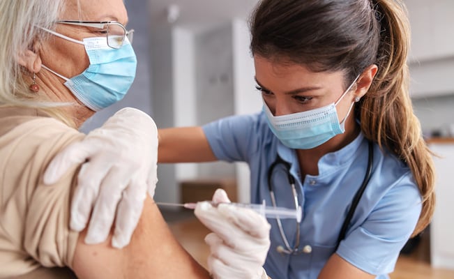 ¿Es seguro vacunarse contra la influenza y el COVID-19 al mismo tiempo? Esto dicen los CDC