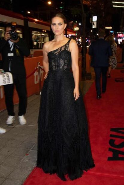 Natalie Portman deslumbra con vestido de encaje en Toronto 