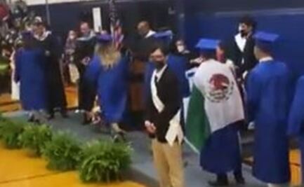 Otorgan diploma en EU a alumno que portó bandera mexicana en graduación